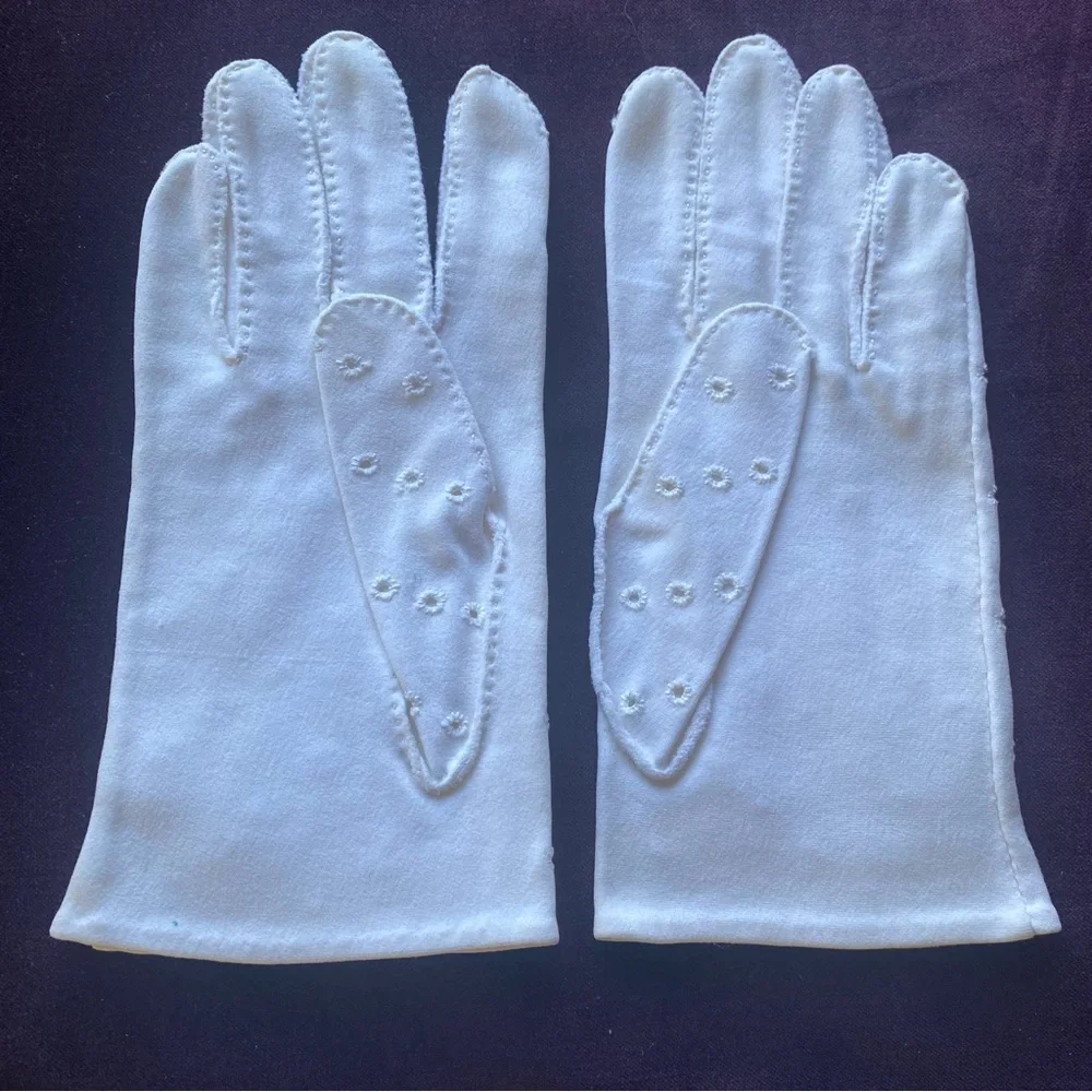 VTG 60’s Crescendoe Craftsman White Eyelet Lace Driving gloves. Excellent shape!
